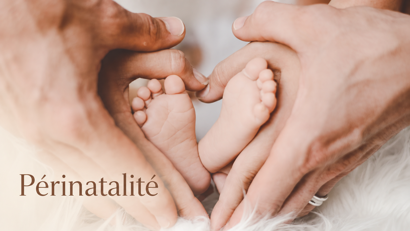 Périnatalité — les pieds d’un bébé dans les mains de ses parents